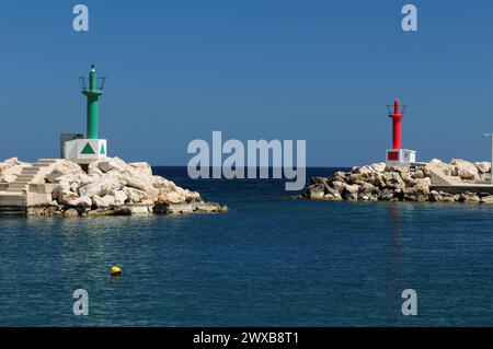 Entrée du port de Cala Bona Mallorca par Un merveilleux jour de printemps ensoleillé avec Un ciel bleu clair Banque D'Images