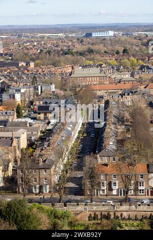 Vue de la rangée de maisons sur St John Street, ville de York, Angleterre Banque D'Images