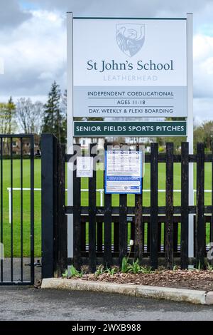 Leatherhead Surrey, Royaume-Uni, mars 29 2024, St Johns Mixed Independent School Leatherhead Surrey Sign Board with No People Banque D'Images