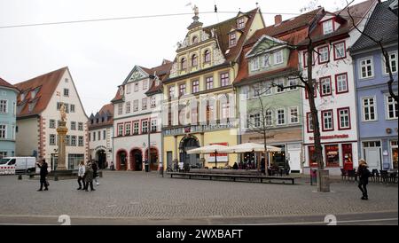 Maisons historiques ornées avec des façades colorées ornées bordant le côté ouest du Fischmarkt, une place au cœur de la vieille ville, Erfurt, Allemagne Banque D'Images