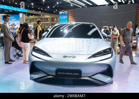 Bangkok, Thaïlande. 29 mars 2024. Les visiteurs inspectent une voiture BYD Sealion lors du 45ème salon international de l'automobile de Bangkok à IMPACT Muang Thong à Bangkok. Le 45e salon international de l'automobile de Bangkok 2024 s'est tenu à IMPACT Muang Thong à Bangkok où plus de 40 grandes marques de constructeurs automobiles ont assisté pour exposer leurs produits et technologies automobiles, y compris les nouveaux véhicules électriques dans la vitrine automobile annuelle. (Photo de Peerapon Boonyakiat/SOPA images/SIPA USA) crédit : SIPA USA/Alamy Live News Banque D'Images