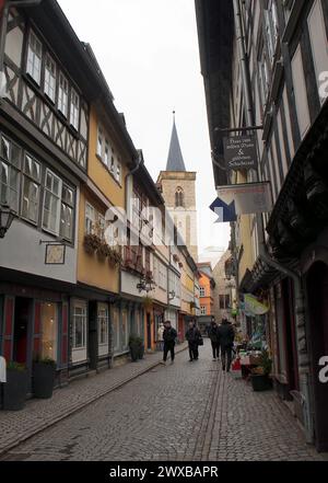 Passerelle pavée sur le pont des marchands, Krämerbrücke, pont en arc médiéval bordé de boutiques et de maisons à colombages, Erfurt, Allemagne Banque D'Images