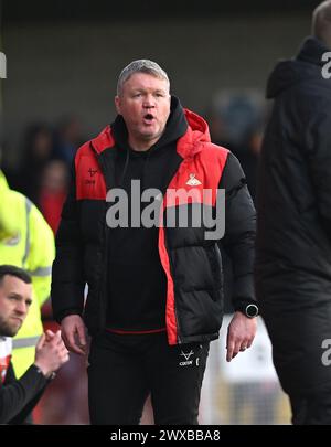 Crawley UK 29 mars 2024 - le manager de Doncaster Grant McCann lors du match EFL League Two entre Crawley Town et Doncaster Rovers : crédit Simon Dack / TPI / Alamy Live News. Usage éditorial exclusif. Pas de merchandising. Pour Football images, les restrictions FA et premier League s'appliquent inc. aucune utilisation d'Internet/mobile sans licence FAPL - pour plus de détails, contactez Football Dataco Banque D'Images