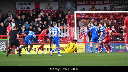 Crawley UK 29 mars 2024 - Hakeeb Adelakun de Doncaster marque son premier but lors du match EFL League Two entre Crawley Town et Doncaster Rovers : Credit Simon Dack / TPI / Alamy Live News. Usage éditorial exclusif. Pas de merchandising. Pour Football images, les restrictions FA et premier League s'appliquent inc. aucune utilisation d'Internet/mobile sans licence FAPL - pour plus de détails, contactez Football Dataco Banque D'Images