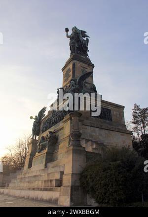 Monument de Niederwald, construit entre 1871 et 1883 pour commémorer l'unification de l'Allemagne, à la lumière du coucher du soleil, Niederwald, Rudesheim am Rhein, Allemagne Banque D'Images