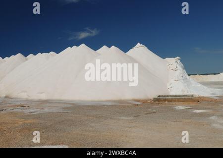 Tas de sel à Salt Plant Salinas D'es Trenc Mallorca lors d'Une merveilleuse journée de printemps ensoleillée avec Un ciel bleu clair Banque D'Images