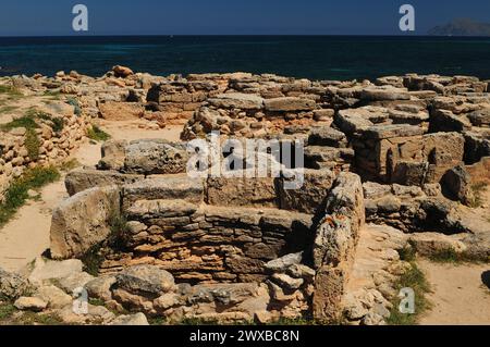 Cimetière historique antique nécropole de son Real à Can Picafort Mallorca lors d'Un merveilleux jour de printemps ensoleillé avec Un ciel bleu clair Banque D'Images