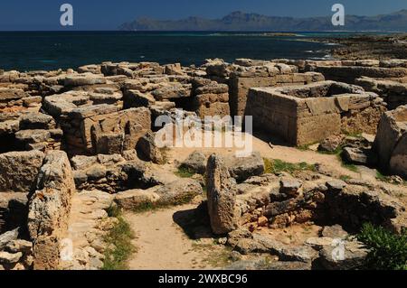 Ancien cimetière historique sur la plage Necropolis de son Real à Can Picafort Mallorca sur Un merveilleux jour de printemps ensoleillé avec Un ciel bleu clair Banque D'Images