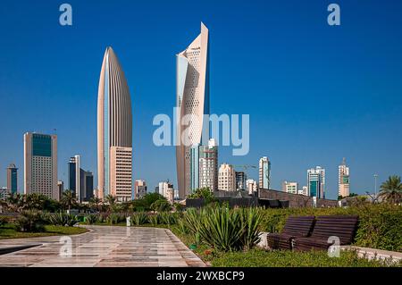 Le fascinant gratte-ciel Al Hamra Tower à Koweït City photographié depuis un magnifique parc urbain Banque D'Images