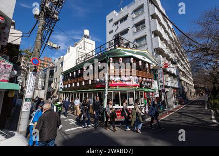 Tokyo, Japon. 29 mars 2024. Les membres du public visitent la rivière Meguro pour voir les cerisiers en fleurs, qui n'ont pas encore fleuri en raison du temps pluvieux et froid. Les cerisiers en fleurs devraient fleurir le lendemain, pendant le week-end, avec des attentes pour le tourisme floral à prospérer. Crédit : Marcin Nowak/Alamy Live News Banque D'Images