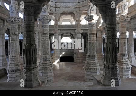 Hall intérieur avec des colonnes richement décorées dans le temple de marbre Ranakpur, temple de la religion jaïne, vue intérieure d'un temple jaïn avec richement Banque D'Images