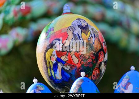 Un grand oeuf de Pâques avec une représentation peinte de gens heureux, fontaine de Pâques, Schechingen, Bade-Wuerttemberg, Allemagne Banque D'Images