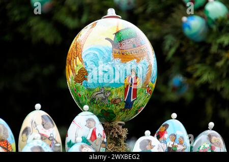 Un grand oeuf de Pâques rond montre un paysage peint avec des points de repère, fontaine de Pâques, Schechingen, Bade-Wuerttemberg, Allemagne Banque D'Images