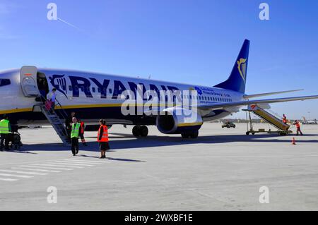 Ryanair Aircraft sur le tarmac avec équipage au sol et passerelle d'embarquement passagers, Nord du Portugal, Portugal Banque D'Images