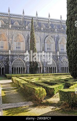 Monastère dominicain Mosteiro de Santa Maria da Vitoria, site du patrimoine mondial de l'UNESCO, Batalha, vue extérieure d'une façade gothique de monastère avec jardins Banque D'Images