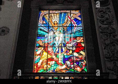 L'église Igreja de Santo Ildefonso, Parca da Batalha, Porto, site du patrimoine mondial de l'UNESCO, vitrail détaillé avec une représentation de Jésus Banque D'Images