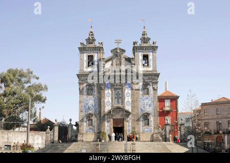 L'église Igreja de Santo Ildefonso, Parca da Batalha, Porto, site du patrimoine mondial de l'UNESCO, église avec tuiles bleues et blanches et deux tours avec Banque D'Images