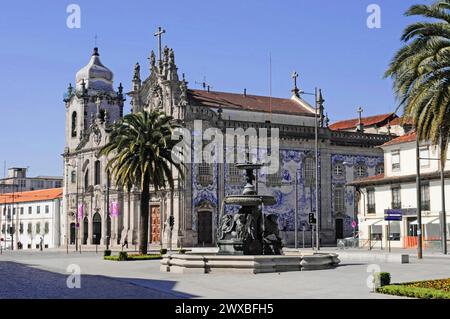 Une église avec des azulejos bleus sur la façade et une fontaine devant elle, Porto, nord du Portugal, Portugal Banque D'Images