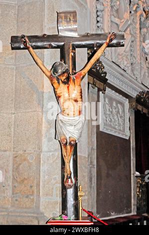 L'église Igreja de Santo Ildefonso, Parca da Batalha, Porto, site du patrimoine mondial de l'UNESCO, sculpture de Jésus sur la croix, souligne la souffrance avec Banque D'Images