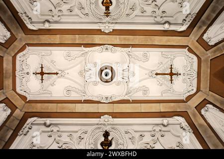 L'église Igreja de Santo Ildefonso, Parca da Batalha, Porto, site du patrimoine mondial de l'UNESCO, plafond baroque blanc avec stuc orné et symétrique Banque D'Images