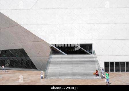 Casa da Musica, vue partielle, ouverture 2005, salle de concert municipale, Porto, bâtiment moderne, blanc avec des gens en face et un peu nuageux Banque D'Images