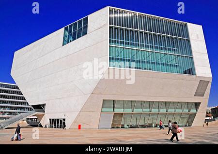 Casa da Musica, vue partielle, ouverture 2005, salle de concert municipale, Porto, bâtiment moderne à Porto avec des gens qui passent par une journée ensoleillée, Porto Banque D'Images