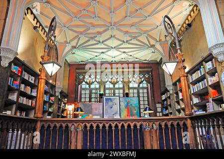 Lello, escalier, Livraria Lello construit en 1881, librairie, Porto, intérieur de bibliothèque néo-gothique avec étagères et vitraux, Porto Banque D'Images