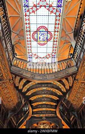 Lello, escalier, Livraria Lello construit en 1881, librairie, Porto, vue intérieure d'un bâtiment historique avec des sculptures élaborées et des vitraux Banque D'Images