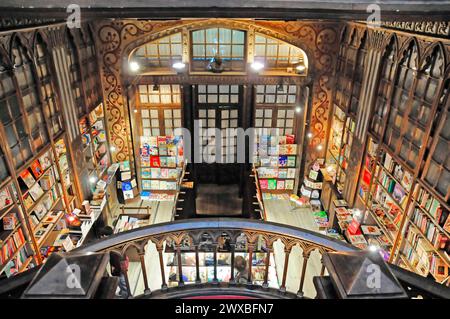 Lello, escalier, Livraria Lello construit en 1881, librairie, Porto, vue intérieure d'une ancienne librairie avec de hautes étagères et plafonds décoratifs, Porto Banque D'Images