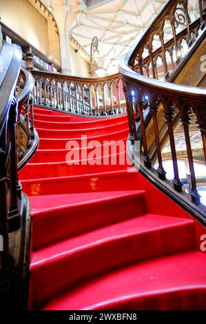 Lello, escalier, Livraria Lello construit en 1881, librairie, Porto, élégant escalier rouge avec des rampes en bois et des effets lumineux chauds, Porto, Nord Banque D'Images