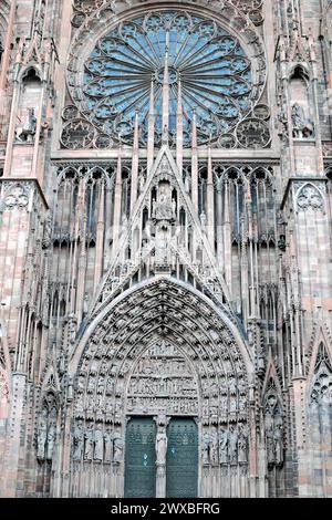 Portail principal avec tympan, de la cathédrale notre-Dame de l'UNESCO, gros plan d'un portail d'église avec des figures et un arc gothique sur une cathédrale, Strasbourg Banque D'Images