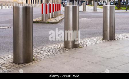 Bornes dans la zone de sécurité, Ministère fédéral des Affaires étrangères, entrée du parking souterrain, Berlin, Allemagne Banque D'Images