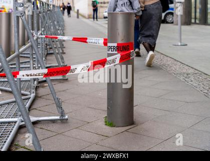 Cordon de police, ruban barrière rouge et blanc, Berlin, Allemagne Banque D'Images