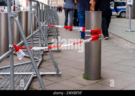 Cordon de police, ruban barrière rouge et blanc, Berlin, Allemagne Banque D'Images