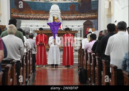 Delhi, New Delhi, Inde. 29 mars 2024. Les chrétiens assistent à une prière de masse pour observer le vendredi Saint, à l'église catholique de la Cathédrale du Sacré-cœur, Gol Dak Khana, à New Delhi. (Crédit image : © Deep Nair/ZUMA Press Wire) USAGE ÉDITORIAL SEULEMENT! Non destiné à UN USAGE commercial ! Banque D'Images