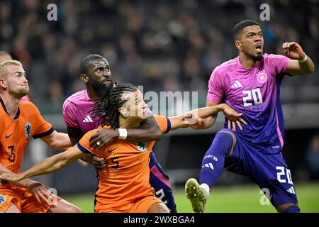 Duel, action, faute, Benjamin Henrichs GER Antonio Ruediger GER dans un étranglement contre Nathan Ake NED Matthijs de Ligt NED, match international Banque D'Images