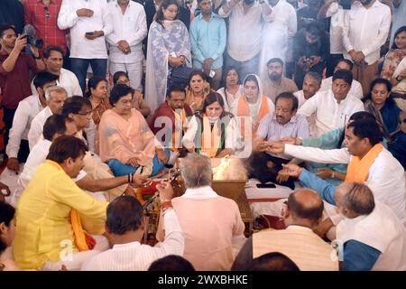 New Delhi, Inde. 29 mars 2024. NEW DELHI, INDE - MARS 29 : les dirigeants et les travailleurs du BJP exécutent le hawan lors de l'inauguration du Bureau électoral du BJP de Delhi le 29 mars 2024 à New Delhi, Inde. (Photo de Sanjeev Verma/Hindustan Times/Sipa USA) crédit : Sipa USA/Alamy Live News Banque D'Images