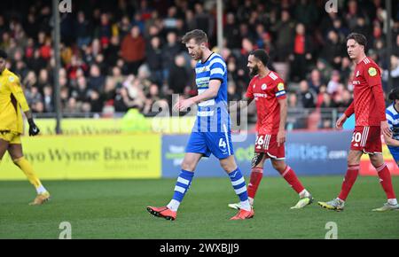 Crawley UK 29 mars 2024 - Tom Anderson de Doncaster est expulsé pendant le match EFL League Two entre Crawley Town et Doncaster Rovers : crédit Simon Dack / TPI / Alamy Live News. Usage éditorial exclusif. Pas de merchandising. Pour Football images, les restrictions FA et premier League s'appliquent inc. aucune utilisation d'Internet/mobile sans licence FAPL - pour plus de détails, contactez Football Dataco Banque D'Images