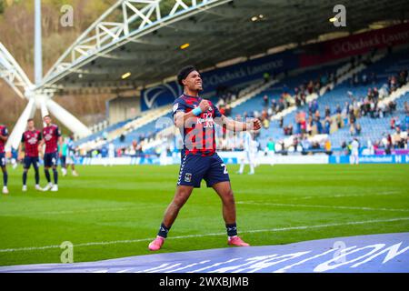 John Smith's Stadium, Huddersfield, Angleterre - 29 mars 2024 Milan van Ewijk (27) de Coventry City célèbre sa victoire de côté devant les fans de Coventry City - pendant le match Huddersfield Town v Coventry City, Sky Bet Championship, 2023/24, John Smith's Stadium, Huddersfield, Angleterre - 29 mars 2024 crédit : Mathew Marsden/WhiteRosePhotos/Alamy Live News Banque D'Images