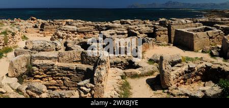 Panorama avec l'ancien cimetière historique Necropolis de son Real à Can Picafort Mallorca lors d'Une merveilleuse journée de printemps ensoleillée avec Un ciel bleu clair Banque D'Images