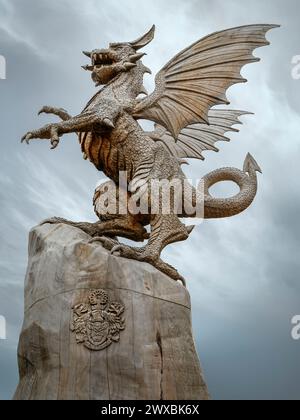 Le Dragon de Taunton - créé par l'artiste local Matthew Crabb, la spectaculaire sculpture de quatre mètres de haut a été dévoilée devant une foule nombreuse Banque D'Images