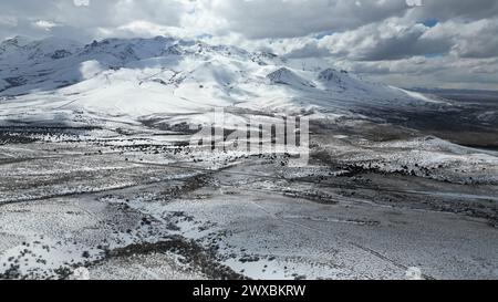 Vue aérienne des montagnes enneigées et du paysage depuis un avion Banque D'Images