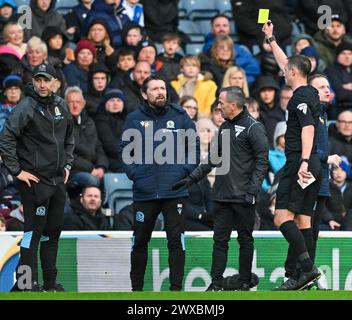 Ewood Park, Blackburn, Royaume-Uni. 29 mars 2024. EFL Championship Football, Blackburn Rovers contre Ipswich Town ; L'entraîneur-chef adjoint des Blackburn Rovers Keith Downing reçoit un carton jaune par l'arbitre crédit : action plus Sports/Alamy Live News Banque D'Images