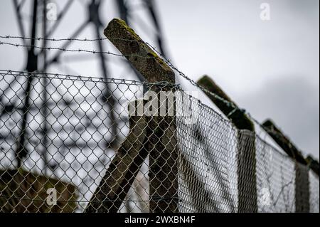 Mobillfunksender auf Sendemast des ehemaligen Warnamtes Meinerzhagen Im Zuge der Auflösung im Jahre 1997 wurde auch das Warnamt Meinerzhagen Märkischer Kreis, Sauerland stillgelegt. Auf dem Anwesen sind mittlerweile Privatfirmen angesiedelt. Der Sendemast wird weiter artgerecht genutzt und beherbergt Richtfunkstrecken und Mobilfunkantennen. DAS Gelände ist noch immer gut gesichert : Aufgrund der Funktion der Warnämter während des Kalten Krieges ist die Liegenschaft ähnlich wie eine Kaserne oder eine Grenzanlage gesichert : mit Stacheldraht und hohen Zäunen. für Unbefugte ist das Grundstück noch Banque D'Images