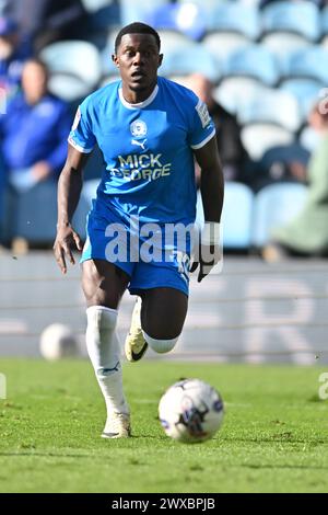 Ephron Mason Clarke (10 Peterborough United) contrôle le ballon lors du match de Sky Bet League 1 entre Peterborough et Carlisle United à London Road, Peterborough le vendredi 29 mars 2024. (Photo : Kevin Hodgson | mi News) crédit : MI News & Sport /Alamy Live News Banque D'Images