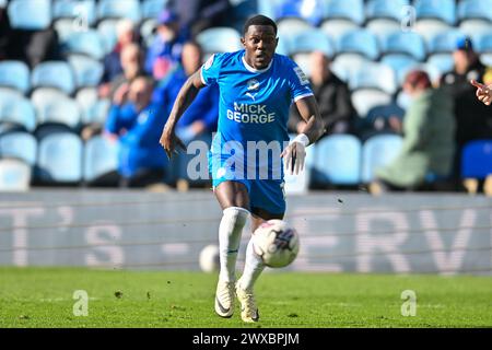 Ephron Mason Clarke (10 Peterborough United) contrôle le ballon lors du match de Sky Bet League 1 entre Peterborough et Carlisle United à London Road, Peterborough le vendredi 29 mars 2024. (Photo : Kevin Hodgson | mi News) crédit : MI News & Sport /Alamy Live News Banque D'Images