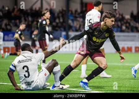 VELSEN, 29-03-2024, 711 Stadion. Football néerlandais, Keuken Kampioen Divisie, KKD, saison 2023/2024. Joueur Telstar Mitch Apau et Jong˽FC˽Utrecht˽joueur Wessel Kooy pendant le match Telstar - Jong Utrecht. Crédit : Pro Shots/Alamy Live News Banque D'Images