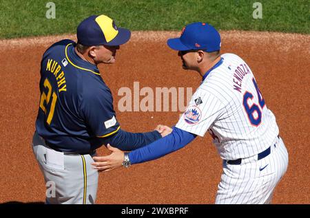 Queens, États-Unis. 29 mars 2024. Carlos Mendoza, entraîneur des mets de New York, serre la main à Pat Murphy, entraîneur des Milwaukee Brewers, avant le match d’ouverture au Citi Field, le vendredi 29 mars 2024 à New York. Photo de John Angelillo/UPI crédit : UPI/Alamy Live News Banque D'Images