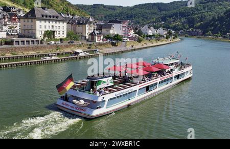 Un bateau de croisière passe par la ville touristique de Cochem sur la jolie vallée de la Moselle en Allemagne. Banque D'Images