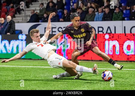 VELSEN, 29-03-2024, 711 Stadion. Football néerlandais, Keuken Kampioen Divisie, KKD, saison 2023/2024. Le joueur du Jong˽FC˽Utrecht˽Lynden Edhart et le joueur de Telstar Jay Kruiver pendant le match Telstar - Jong Utrecht. Crédit : Pro Shots/Alamy Live News Banque D'Images